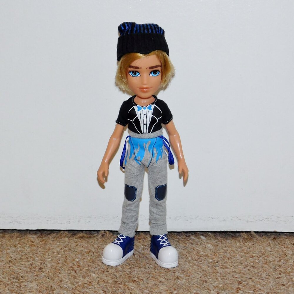 2015 MGA Bratz 10" Metallic Madness Cameron Doll with Some Accessories